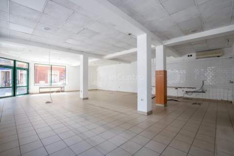 Przestronny lokal witrynowy. 137,70m2. Szaflarska.