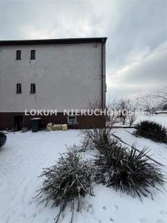 Dom z dużą działką i budynkiem gospodarczym