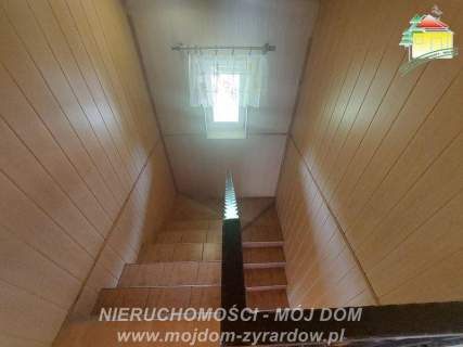 Piękny dom ze stawem, zagospodarowaną działką i drugim budynkiem.