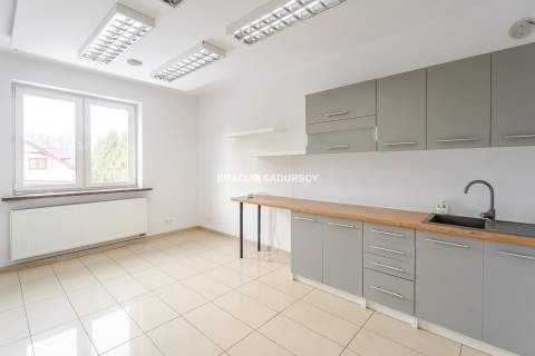 Przestronny lokal usługowy 270 m   Zakopiańska