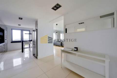 Dwupokojowy apartament w budynku z basenem, fitnes