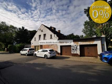 Wolnostojący dom w centrum osiedla