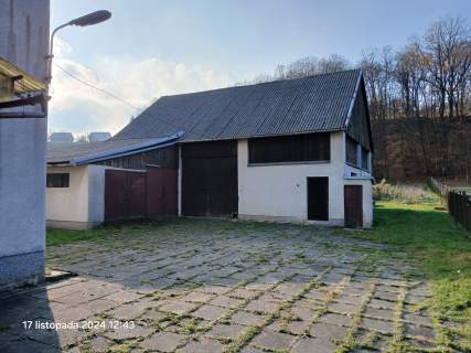 Sprzedam działką 14.3 ara zabudowaną domem i stodołą
