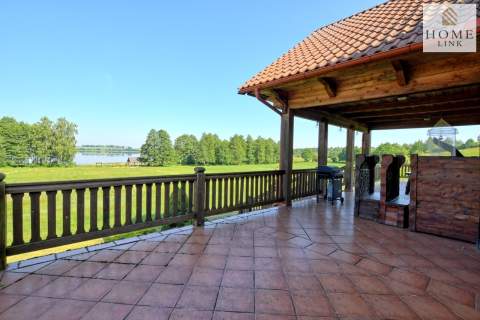 Olsztyn, dom z bala z linią brzegową