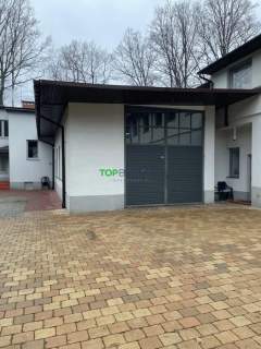 Pojemny, wysoki magazyn z biurem