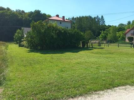 Sprzedam działką 14.3 ara zabudowaną domem i stodołą