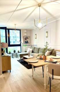 Salon z aneksem i sypialnia, garaż