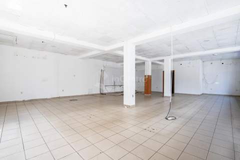 Przestronny lokal witrynowy. 137,70m2. Szaflarska.