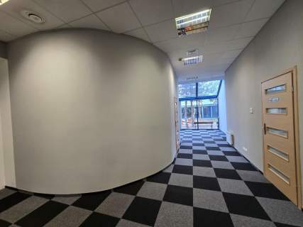 Lokal biurowo-usługowy na parterze