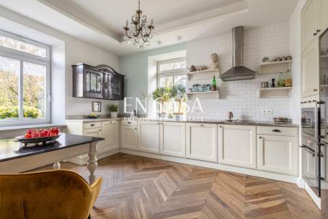Elegancki apartament w historycznej wilii