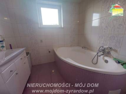 Piękny dom ze stawem, zagospodarowaną działką i drugim budynkiem.