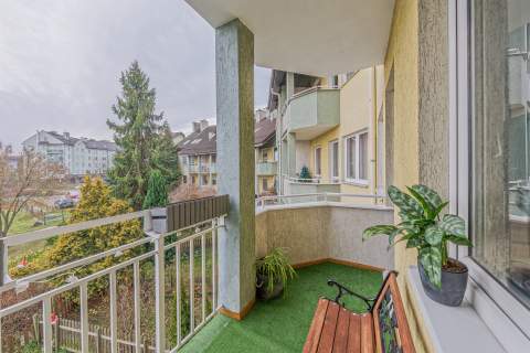 Jasne 3pokoje z loggią 1p. /59,6m i piwnica /bez pośrednika