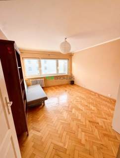 Trzy spore pokoje obok metra, balkon, piwnica