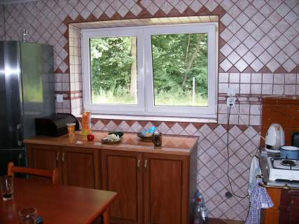Dwa Domy na scianie lasu