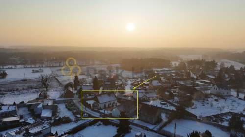 Dom wolnostojący z zabudowaniami gospodarczymi
