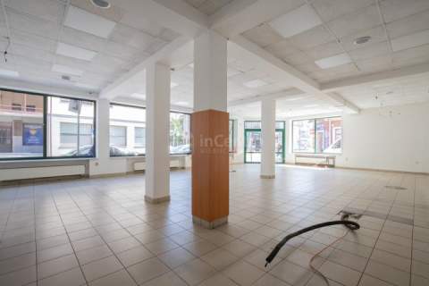 Przestronny lokal witrynowy. 137,70m2. Szaflarska.