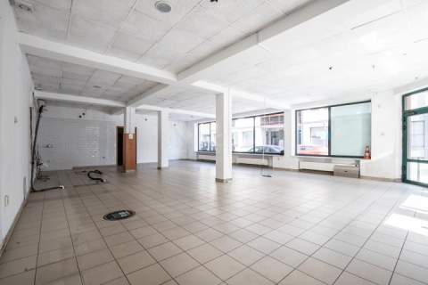Przestronny lokal witrynowy. 137,70m2. Szaflarska.