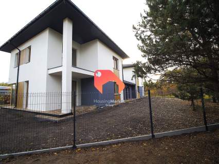 Nowoczesny bliźniak z dużym ogrodem, pompa ciepła