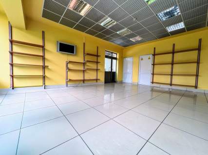 Lokal na parterze z witryną 125 m2