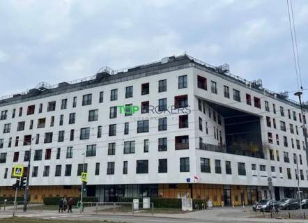 Przestronny lokal z witrynami, bez gastronomii