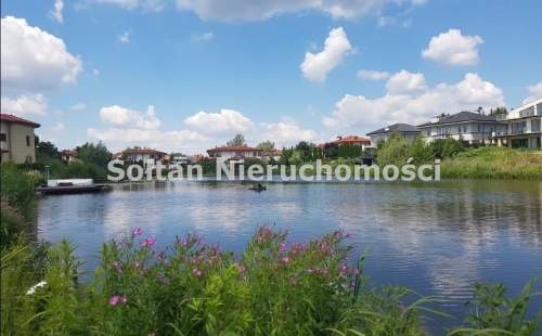 Działka inwestycyjna z linią brzegową jeziora