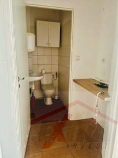 Ładny mały lokal z witryną.Centrum