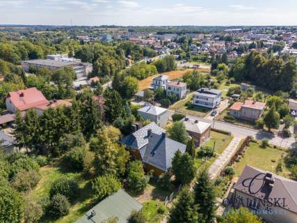 Niezwykły drewniany dom z amfiladą z XX wieku