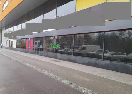 Przestronny lokal z dużymi witrynami, klimatyzacja