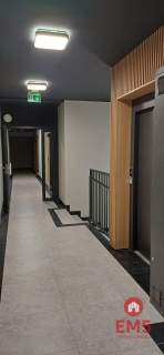 Apartament z antresolą i tarasem na dachu .