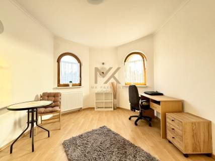 Wolnostojący / 3 kondygnacje/ 316 m2