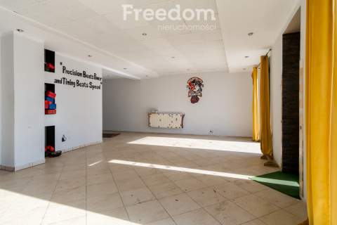 Duży lokal usługowy na parterze