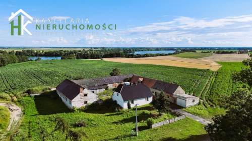 Dom wolnostojący w pobliżu jeziora