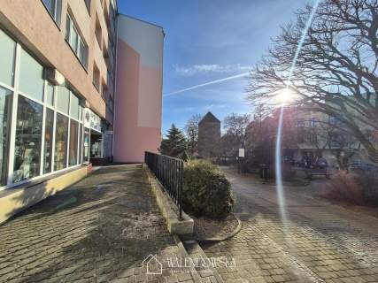 Na sprzedaż lokal usługowy   80 m magazyn 28 m 