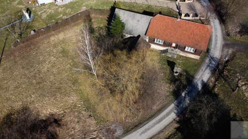 Drewniana chata z działką i zabudowaniami