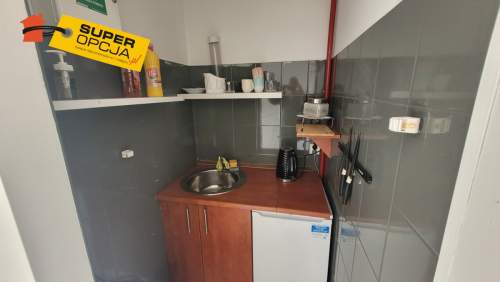 hala, Lokal handlowy przy głównej drodze