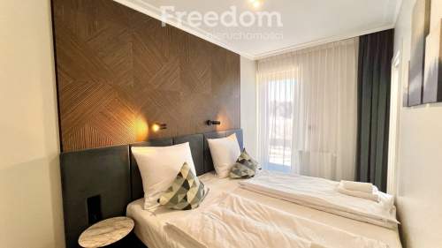 Apartament w Apart Park Albus miejsce parkingowe.