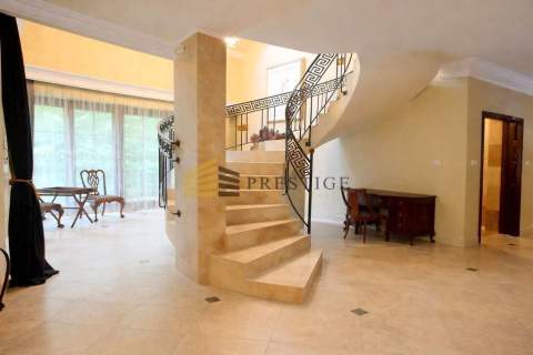 Luxury Villa with Swimming Pool 550 m Private
