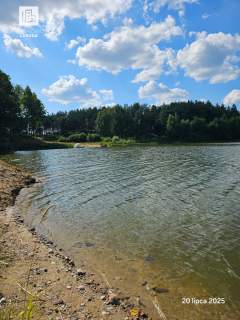 Działka nad jeziorem z linią brzegową