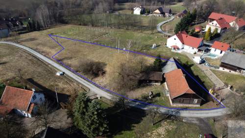 Drewniana chata z działką i zabudowaniami