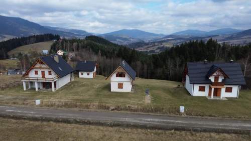 WYJĄTKOWA NIERUCHOMOŚĆ Z PANORAMĄ GÓR BEZPOŚREDNIO PRZY LESIE.