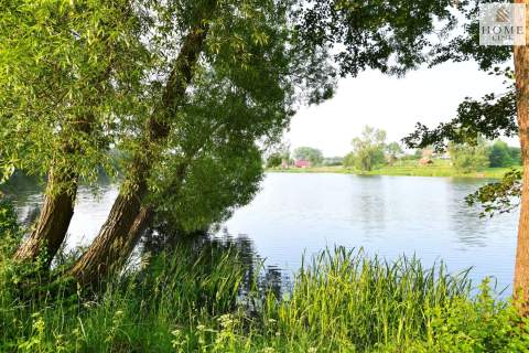 Urokliwa działka nad strumykiem, blisko jeziora.
