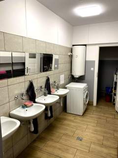 OBIEKT KOMERCYJNY Z PLACEM MANEWROWYM I ZAPLECZEM SANITARNYM,...