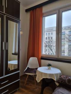 Mieszkanie przy Manufakturze, blok z cegły z windą, 37 m2