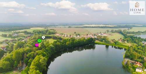 Urokliwa działka nad strumykiem, blisko jeziora.