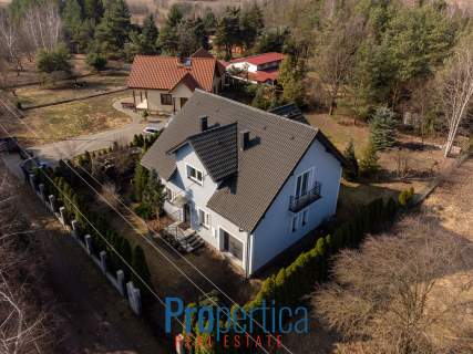 Dom przy rzece i lesie