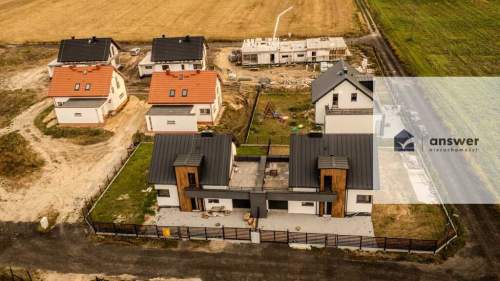 BLIŹNIAK ODDZIELONY GARAŻAMI - ŚCINAWA