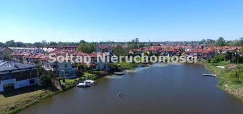 Działka inwestycyjna z linią brzegową jeziora