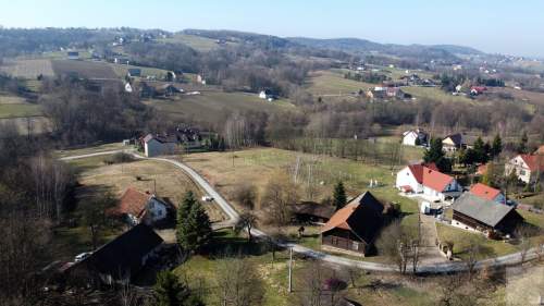 Drewniana chata z działką i zabudowaniami