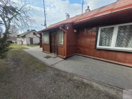 Drewniany klimatyczny dom w dogodnej lokalizacji