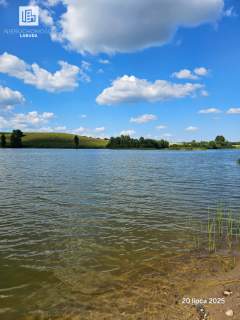 Działka nad jeziorem z linią brzegową